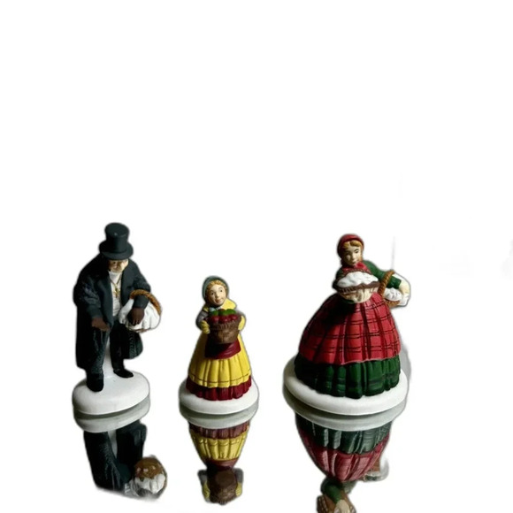 Dept 56 - The Spirit of Giving - Set of 3 - 58322 The Heritage Collection - Picture 7 of 10